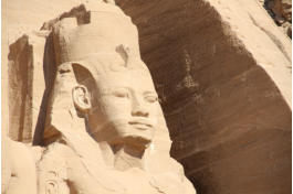 Ramses II und Fotoschlumpfs Abenteuer an einem Ort